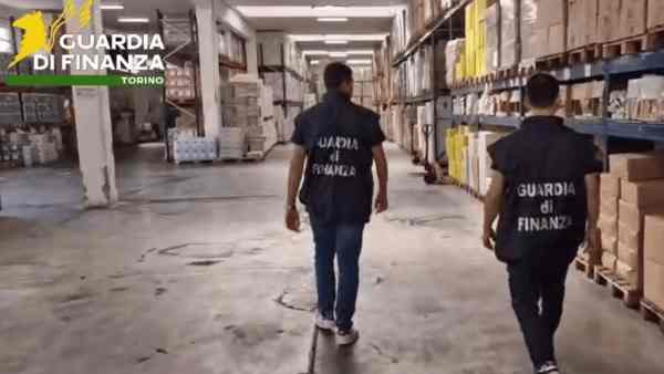 Torino, sequestrati 9 milioni di euro per reati tributari: 4 cinesi indagati Torino, sequestrati 9 milioni di euro per reati tributari: 4 cinesi indagati
