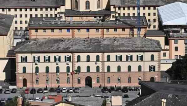 rivolta nel carcere di marassi agenti feriti e celle devastate