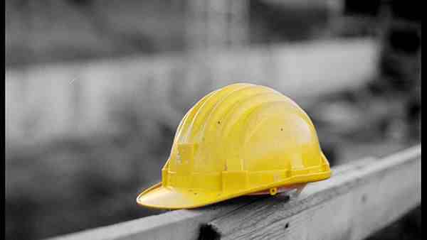 schiacciato da un cancello muore lavoratore di 66 anni