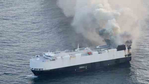 Incendio su nave cargo che trasportava auto elettriche Incendio su nave cargo che trasportava auto elettriche