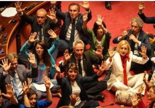 Pd-M5S-Avs in Senato: seduti per terra