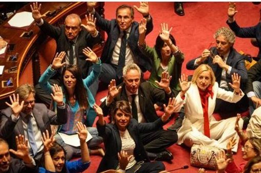Pd-M5S-Avs in Senato: seduti per terra