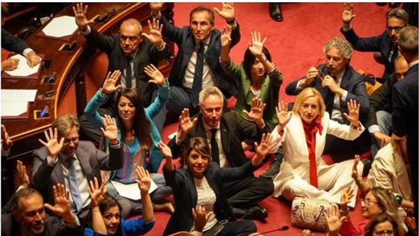Dl sicurezza, protesta Pd M5S Avs in Senato: seduti per terra Dl sicurezza, protesta Pd M5S Avs in Senato: seduti per terra