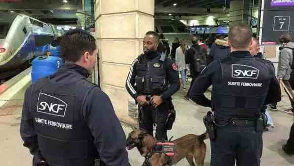 parigi 18enne canta jubilate deo in stazione multato