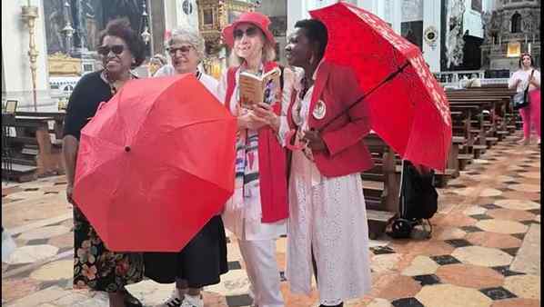 Venezia, prostitute occupano una chiesa: protestano Patriarcato e fedeli Venezia, prostitute occupano una chiesa: protestano Patriarcato e fedeli