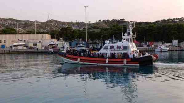 Migranti, 278 prelevati dalla Guardia costiera Migranti, 278 prelevati dalla Guardia costiera