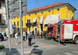 Dà fuoco a un alloggio e urla 'Allah Akbar'