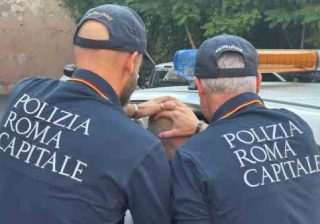in manette un ambulante abusivo