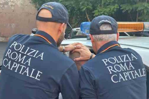 in manette un ambulante abusivo