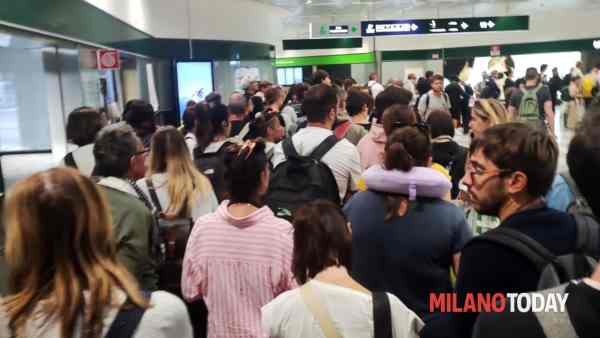 Malpensa, tentano di impedire il rimpatrio di un marocchino, fermate 4 attiviste Malpensa, tentano di impedire il rimpatrio di un marocchino, fermate 4 attiviste