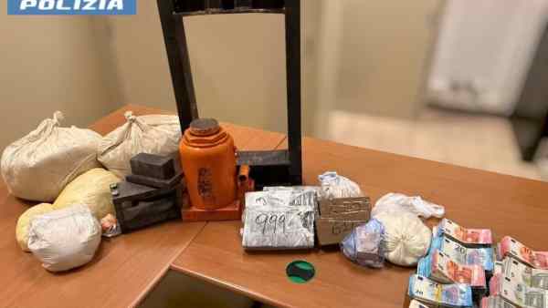 Appartamento trasformato in laboratorio per la droga, arrestato albanese Appartamento trasformato in laboratorio per la droga, arrestato albanese