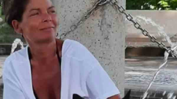 Moglie e marito investiti ai tavolini del bar da tunisino furioso contro la titolare: lei è morta Moglie e marito investiti ai tavolini del bar da tunisino furioso contro la titolare: lei è morta