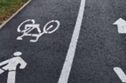 Bimbo di 8 anni multato in bici sulla ciclabile dopo essere finito contro un camion parcheggiato pista ciclabile