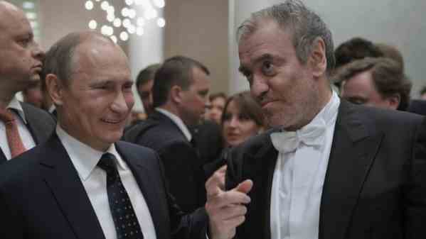 “Alla Reggia di Caserta un fiancheggiatore di Putin”, polemiche per l’arrivo del direttore d’orchestra Valery Gergiev “Alla Reggia di Caserta un fiancheggiatore di Putin”, polemiche per l’arrivo del direttore d’orchestra Valery Gergiev