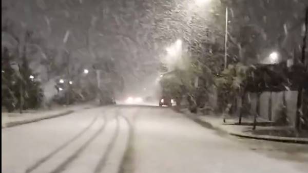 Freddo polare Argentina, neve anche sulle spiagge