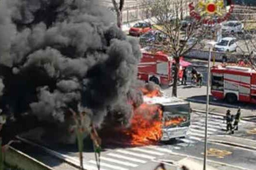Roma: in fiamme bus ibrido