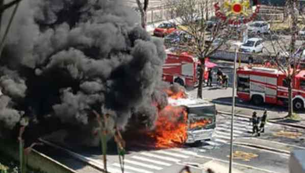 Roma: in fiamme bus ibrido nuovo, danni a un palazzo Roma: in fiamme bus ibrido nuovo, danni a un palazzo