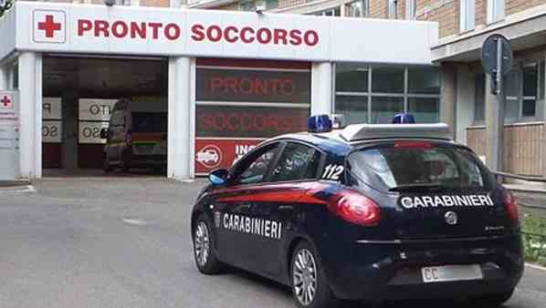 Fermati per furto fingono malore, poi aggrediscono infermieri e carabinieri: arrestati due indiani