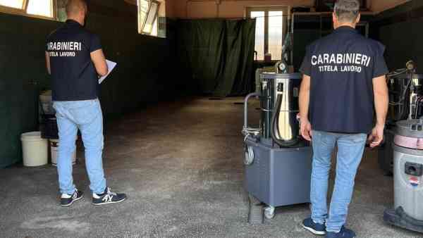 caporalato egiziano sfruttava lavoratori chiuso autolavaggio