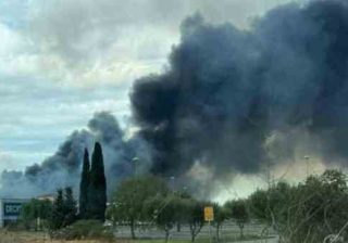 Fiumicino, incendio a deposito