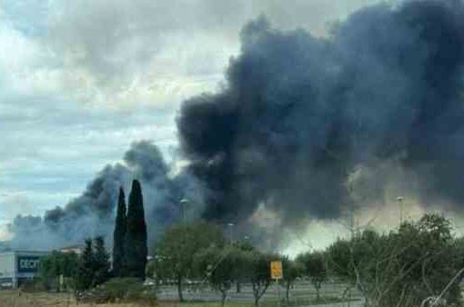 Fiumicino, incendio a deposito