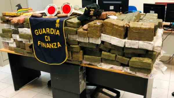 Civitavecchia, 265 kg di droga nel tir: arrestato romeno Civitavecchia, 265 kg di droga nel tir: arrestato romeno