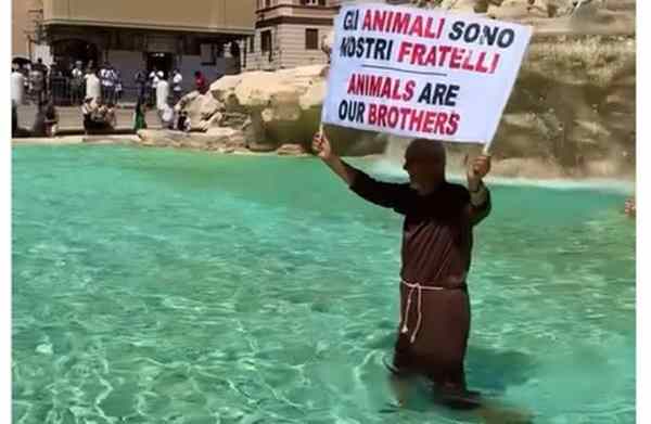 Protesta ambientalista, frate si lancia nella Fontana di Trevi Protesta ambientalista, frate si lancia nella Fontana di Trevi