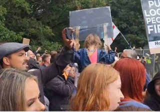 GB, proteste contro i migranti a Epping