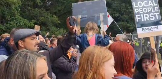 GB, proteste contro i migranti a Epping