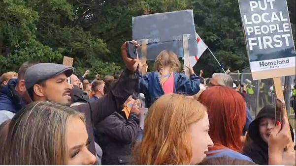 gb proteste contro i migranti a epping dopo tre aggressioni sessuali
