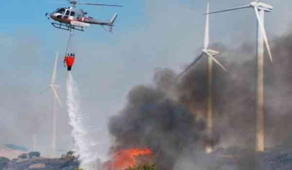 incendio nella marsica fuoco minaccia pale eoliche