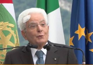 Mattarella con cerotto sulla fronte