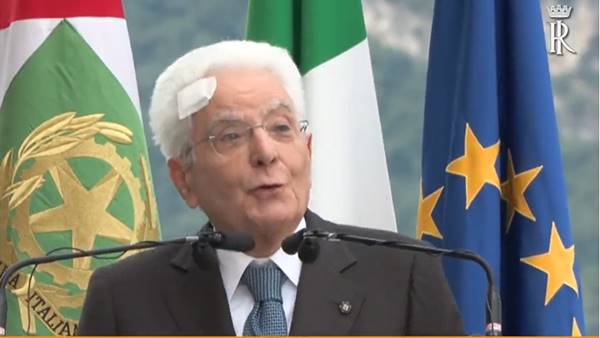 Mattarella in Trentino con un cerotto sulla fronte: rimosso un neo Mattarella in Trentino con un cerotto sulla fronte: rimosso un neo