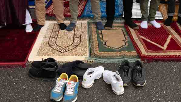 Islamici bloccano sgombero della moschea non autorizzata: tutto rimandato Islamici bloccano sgombero della moschea non autorizzata: tutto rimandato