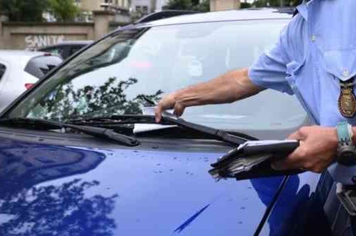 Lascia l’auto con i finestrini aperti: multato multa vigile