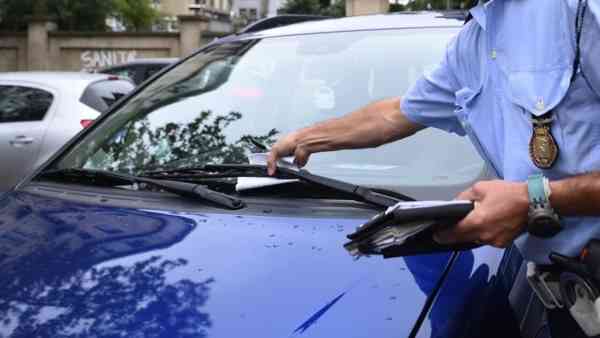 Lascia l’auto con i finestrini aperti: multato Lascia l’auto con i finestrini aperti: multato