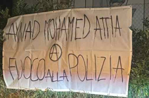 striscione con minacce alla Polizia