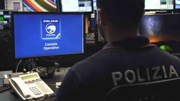 Roma, bambina di 9 anni in una casa tra rifuti e droga: arrestati il padre e un amico Roma, bambina di 9 anni in una casa tra rifuti e droga: arrestati il padre e un amico