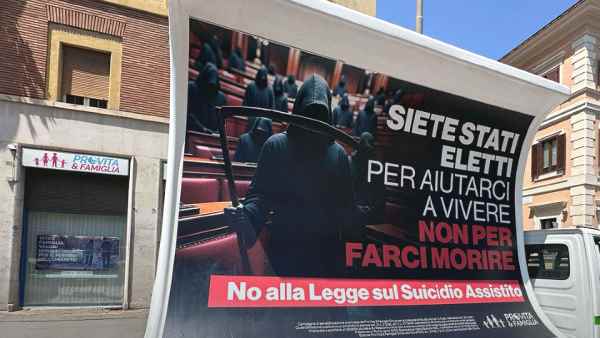 Fine Vita. Affissioni e camion vela shock di Pro Vita & Famiglia Fine Vita. Affissioni e camion vela shock di Pro Vita & Famiglia