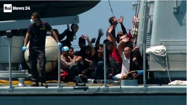 Migranti, 372 sbarcati a Lampedusa Migranti, 372 sbarcati a Lampedusa