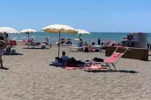Tragedia in spiaggia: 17enne scava tunnel nella sabbia e muore sepolto spiaggia