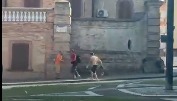 Tolentino, violenza in strada: lite a sprangate tra stranieri Tolentino, violenza in strada: lite a sprangate tra stranieri