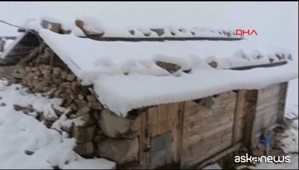 Turchia, forti nevicate nel Nord Est, incendi nel Sud Turchia, forti nevicate nel Nord Est, incendi nel Sud