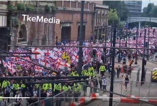 “Rivogliamo il nostro Paese”, proteste per la remigrazione a Manchester proteste per la remigrazione a Manchester