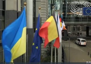 Bandiera ucraina issata davanti al Parlamento UE