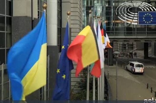 Bandiera ucraina issata davanti al Parlamento UE