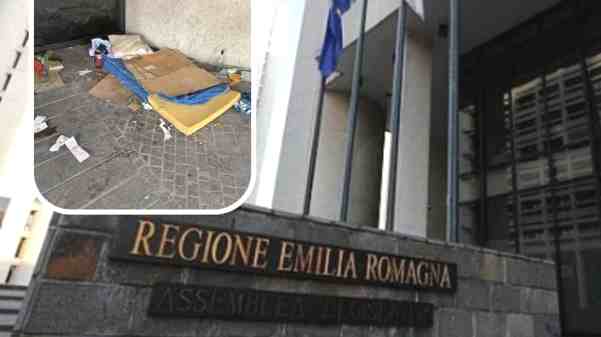 bologna cartoni materassi sporchi bottiglie bivacchi sotto sede della regione
