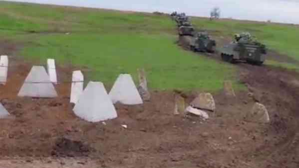 WSJ: Kiev costruisce fortificazioni con blocchi di cemento e filo spinato WSJ: Kiev costruisce fortificazioni con blocchi di cemento e filo spinato