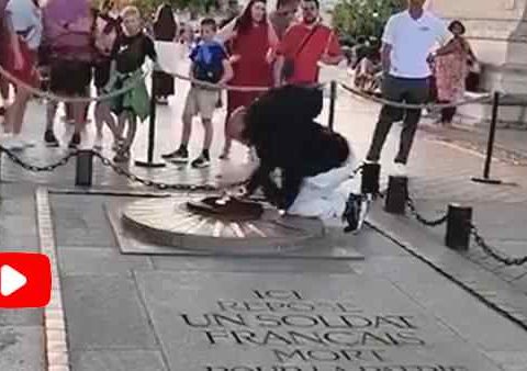 accende sigaretta con fiamma del Milite Ignoto
