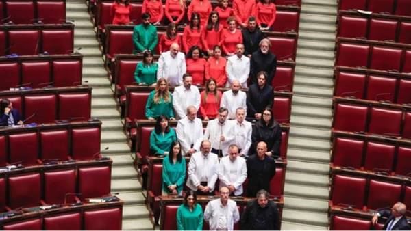 M5S, deputati in aula vestiti con colori della Palestina M5S, deputati in aula vestiti con colori della Palestina